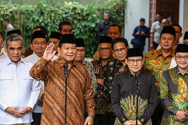 Ketua Umum Partai Gerindra Prabowo Subianto (kiri) dan Ketua Umum PKB Muhaimin Iskandar (kanan) memberikan keterangan sebelum mengikuti rapat tertutup di Jakarta, Senin (10/4/2023). Rapat itu membahas hasil pertemuan Partai Gerindra dengan partai-partai p