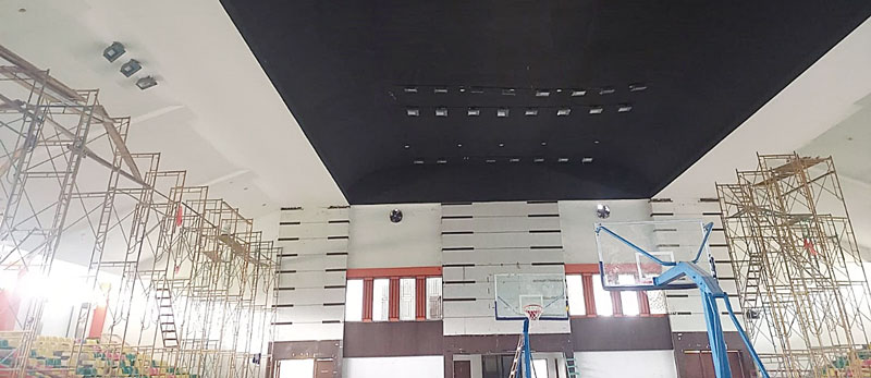 Plafon dalam GOR Tribuana Jalan Diponegoro Pekanbaru terlihat sudah selesai diperbaiki, Senin (30/10/2023). Pekerjaan rehabiliasi saat ini mencapai 60 persen.