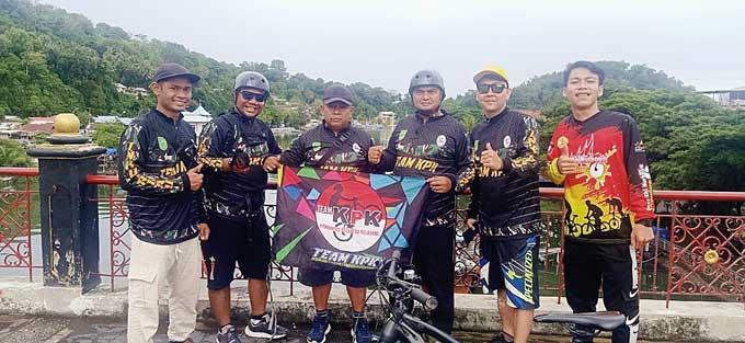 Tim Komunitas Pesepeda Kelayang foto bersama saat mengikuti gowes, beberapa waktu lalu.