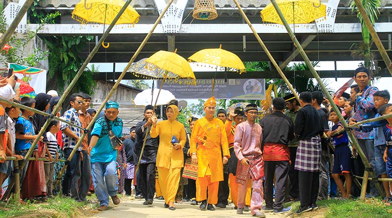 Raja Kerajaan Gunung Sahilan bergelar Raja Adat TM Nizar beserta permaisuri diarak dalam sebuah acara di Desa Kuntu, beberapa waktu lalu. Gober for Riau Pos