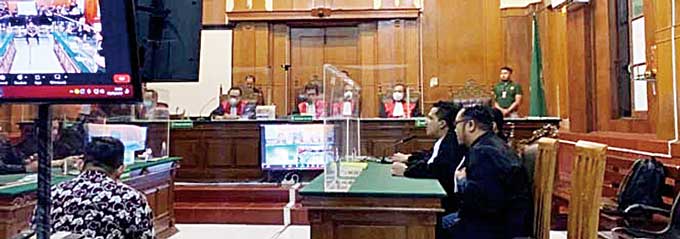 Terdakwa Tragedi Kanjuruhan menjalani  sidang dengan agenda tuntutan di Pengadilan Negeri Surabaya, Jumat (3/2/2023).