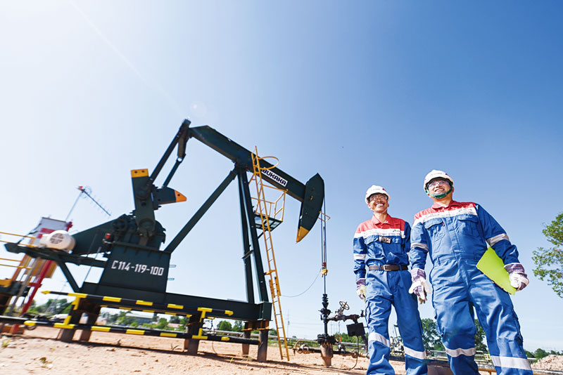 Pegawai Pertamina Hulu Rokan (PHR) sedang melintas di salah satu sumur minyak yang masih aktif.