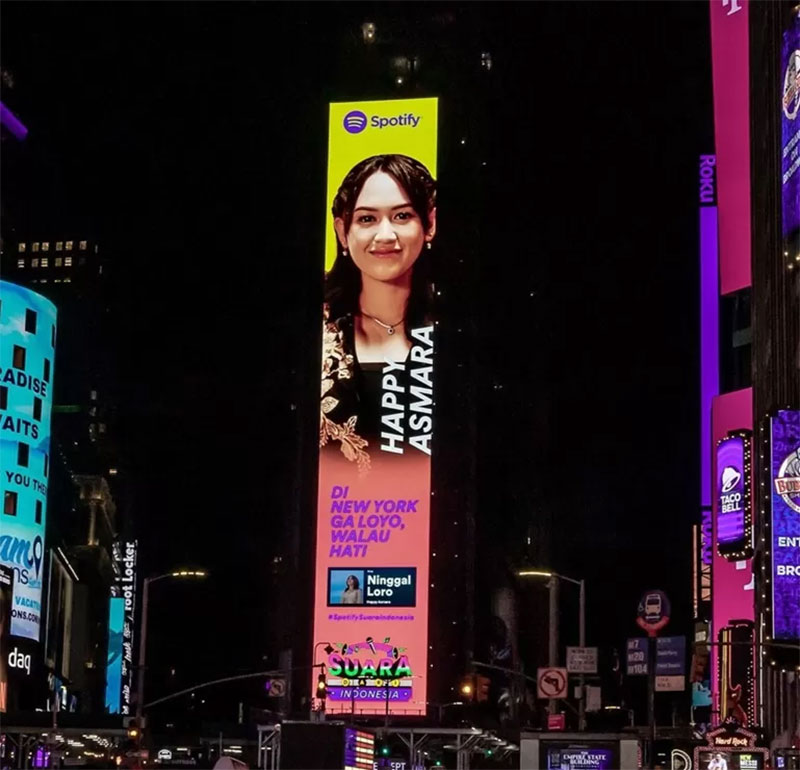 Happy Asmara muncul di Times Square New York.