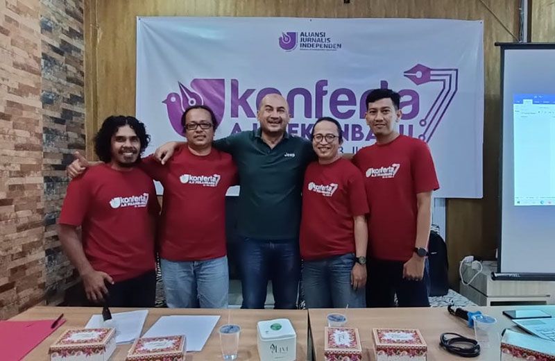 Ketua dan Sekretaris AJI Pekanbaru terpilih Eko Faizin dan Arif Gunawan (kanan) foto bersama ketua dan sekretaris sebelumnya Firman Agus dan Nolpitos Hendri didampingi Ketua Bidang Organisasi AJI Indonesia, Mahdi Muhammad, usai Konferta di Meet Up Co-Work