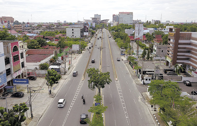 Jalan Jenderal Sudirman terlihat lengang, Jumat (1/5/2020). Kota Pekanbaru memperpanjang PSBB selama 14 hari lagi. (DEFIZAL/RIAUPOS.CO)