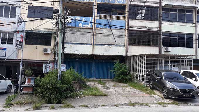 Lokasi parkir depan ruko kosong, Jalan M Yamin disewakan oleh salah seorang juru parkir, Selasa (24/5/2022).