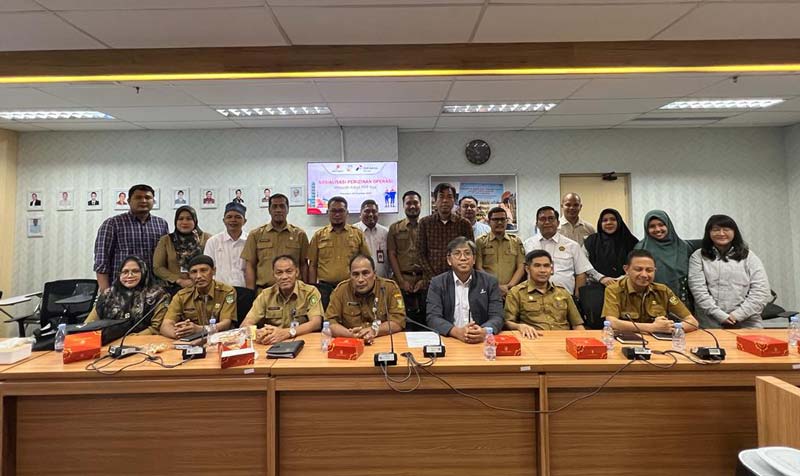 Kepala Perwakilan SKK Migas Sumbagut Rikky Rahmat Firdaus dan Kepala Divisi Komunikasi dan Formalitas SKK Migas Sumbagut Yanin Kholison, Pjs Field Manager PHE Siak Ketut Sunarka dan Dinas ESDM Provinsi Riau Ridho Eka Yanda serta Rahimul bersama DPMPTSP Pr