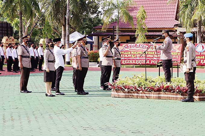 Kapolres Siak AKBP Ronald Sumaja memimpin sertijab Wakapolres, tiga Kabag dan satu Kapolsek di halaman Mapolres Siak pada Rabu (9/11/2022).