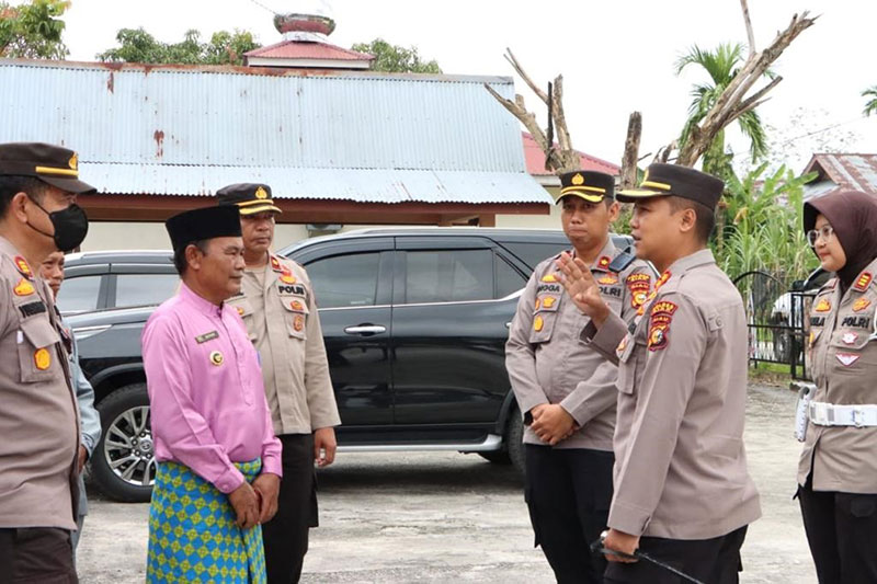 Kapolres Siak AKBP Ronald Sumaja bersama Wakapolres Kompol Angga Wahyu Prihantoro, Kasat Binmas AKP Yusirwan, Kasat Lantas AKP Viola Dwi Anggraeni, Kapolsek Siak Kompol Syafril, berbincang dengan Penghulu Suak Lanjut Ilyas dalam Program Jumat Curhat, Juma