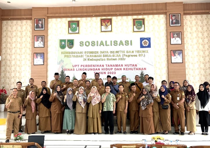 Foto bersama :Kepala Dinas melalui Kepala UPT Perbenihan Tanaman Hutan Dinas lingkungan Hidup dan Kehutanan Provinsi Riau Ir. Fetrina Ampera (enam kiri) foto bersama dengan masyarakat usai melakukan sosialisasi konservasi Sumberdaya Genetik Tanaman Bira-B