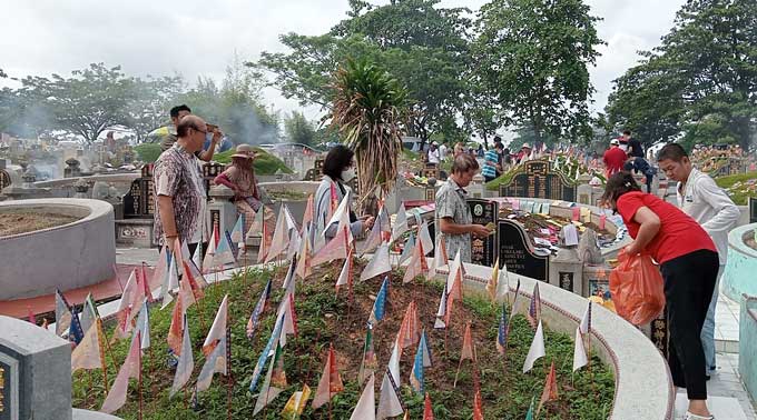 Warga Tionghoa ramai mendatangi pemakaman di Umban Sari, Kecamatan Rumbai untuk merayakan Festival Qing Ming 2023, Sabtu (1/4/2023).