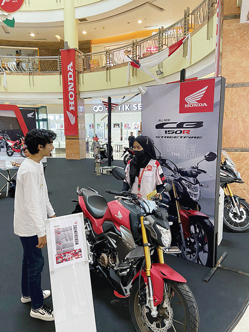 Sales Marketing PT Capella Dinamik Nusantara menjelaskan tentang kendaraan kepada konsumen yang hadir di pameran, Rabu (30/8/2023).