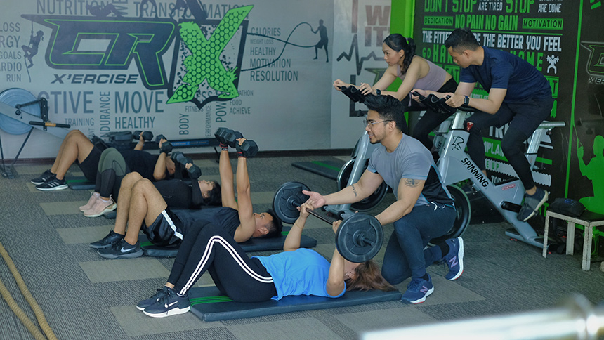 Kevin saat melatih client cara angkat beban yang benar.