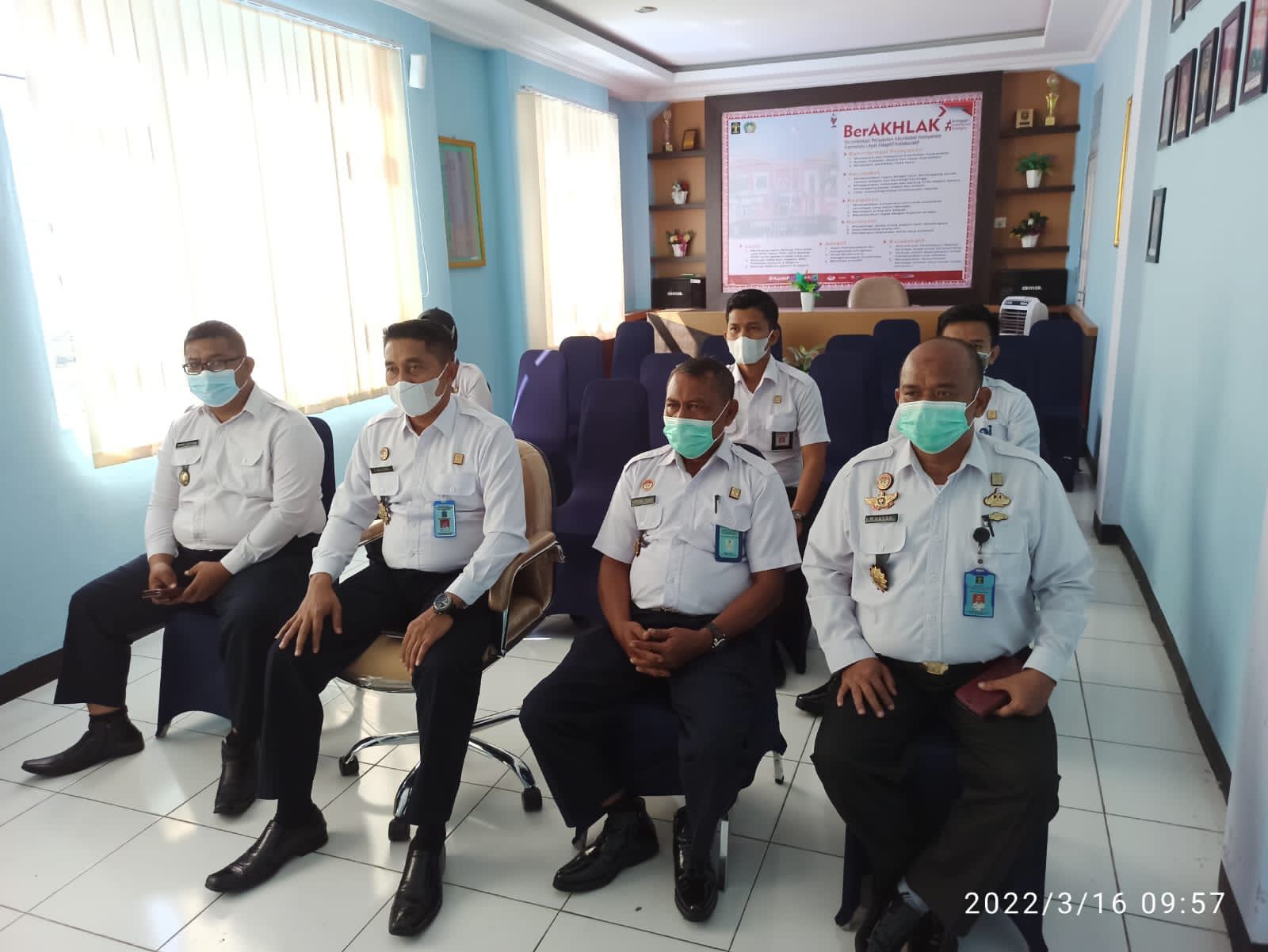 Kalapas Bengkalis Edi Mulyono bersama tim humas mengikuti sosialisasi penguatan kehumasan secara virtual bersama Kakanwilkum HAM Riau dan Kemenkumham RI di Bengkalis, Rabu (16/3/2022).