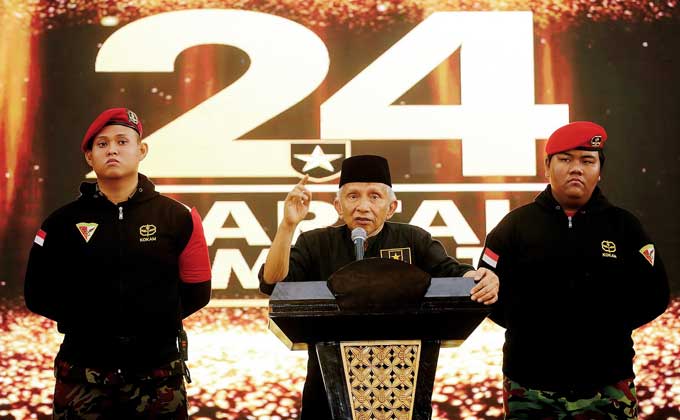 Ketua Majelis Syura Partai Ummat Amien Rais memberikan sambutan di acara tasyakuran atas lolosnya partai politik peserta pemilu tahun 2024 di Asrama Haji, Jakarta Timur, Ahad (1/1/2023).