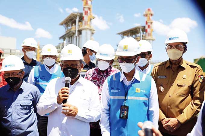 Menteri ESDM Arifin Tasrif (baju putih) didampingi Direktur Utama PT PLN (Persero) Darmawan Prasodjo memberi keterangan saat site visit PLTGU Riau 275 MW, Kamis (12/5/2022).