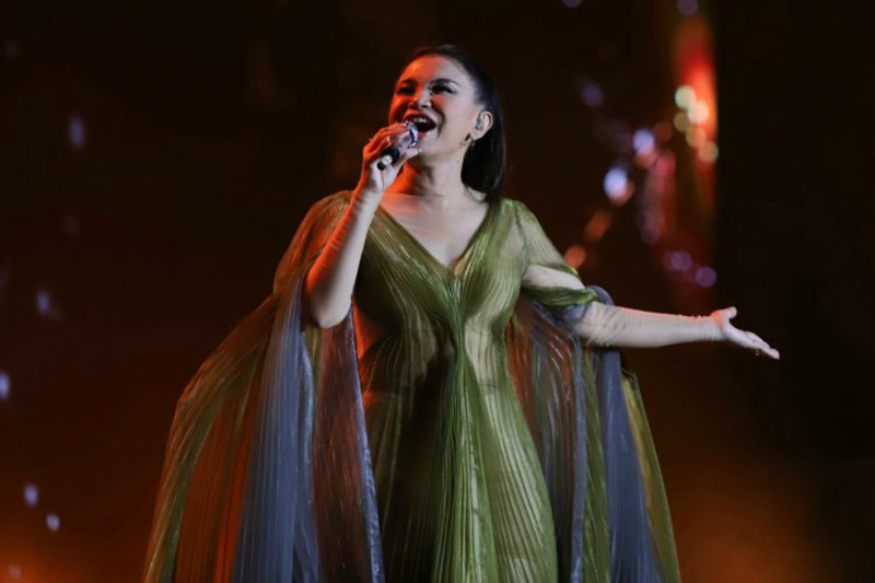 Konser 25 tahun Rossa.