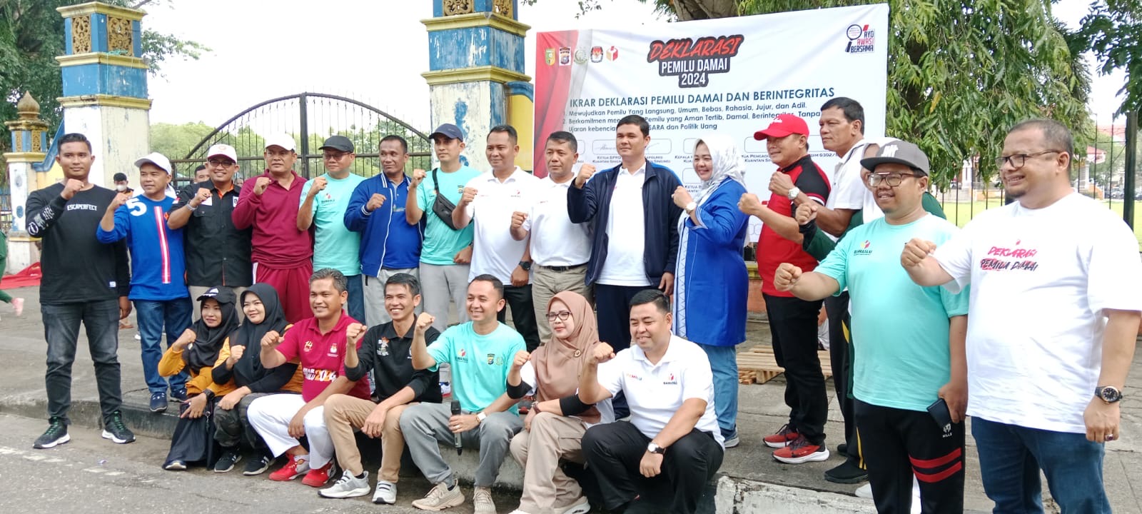 Ketua Bawaslu Kuansing Mardius Adi Saputra SH MH, Ketua KPU Irwan Yuhendi ST, Ketua DPRD Dr Adam SH MH bersama Forkompinda, pimpinan parpol usai Deklarasi Pemilu Damai 2024, di Jalan Limuno Telukkuantan, Ahad (5/11/2023).