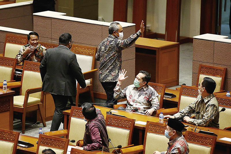 Anggota Fraksi Partai Demokrat walk-out pada Rapat Paripurna DPR di Gedung Nusantara II, Senayan, Jakarta, Senin (5/10/2020). DPR resmi mengesahkan UU Cipta Kerja. (HENDRA EKA/JPG)