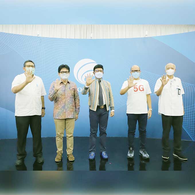 Direktur Utama Telkomsel Setyanto Hantoro (dua kanan) foto bersama Menteri Komunikasi dan Informatika Republik Indonesia Johnny G Plate (tiga kanan) beserta jajarannya, kemarin.