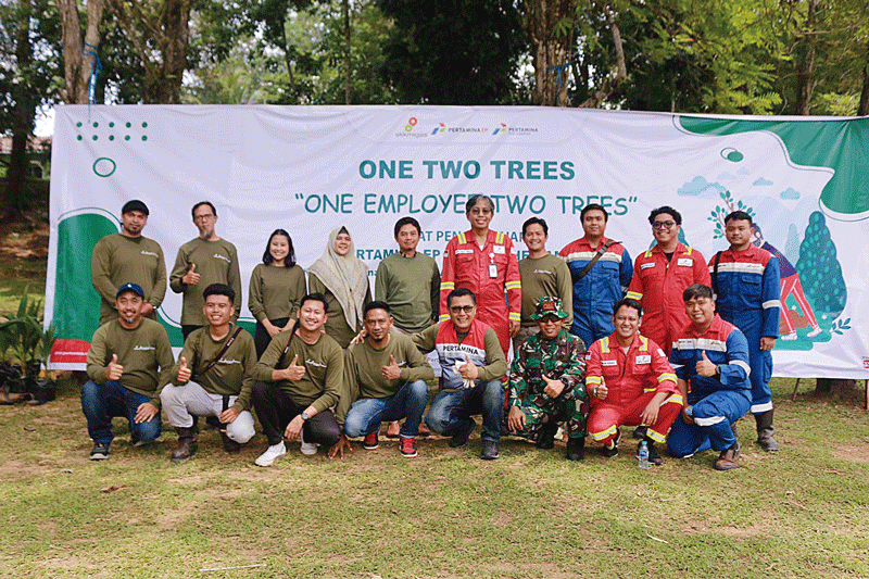 Kepala Perwakilan SKK Migas Sumbagut, Rikky Rahmat Firdaus bersama tim Pertamina EP Lirik dan PHE Kampar foto bersama di kegiatan penanaman pohon melalui program one two trees, Jumat (25/8/2023)