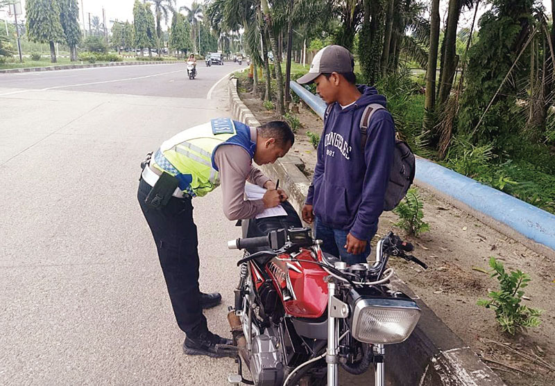 Satlantas menindak pelaku pelanggar lalu lintas, beberapa waktu lalu.