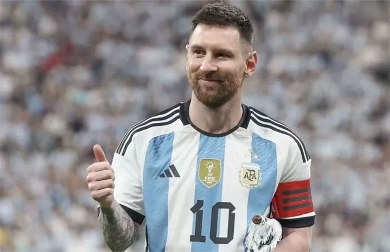 Lionel Messi memberikan pujian kepada juniornya di timnas Argentina, Cristian Romero.