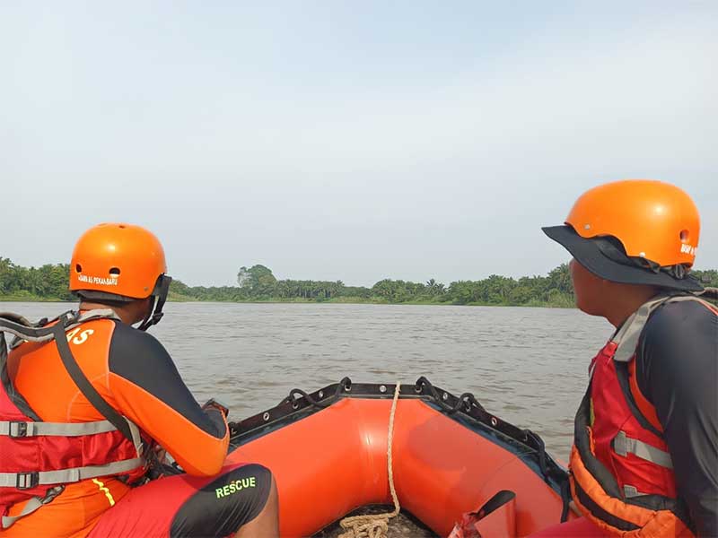Tim SAR Pekanbaru menaiki perahu karet saat melakukan pencarian terhadap Candra Ari Kusuma, mahasiswa yang tenggelam di Teluk Jering, Teluk Kenidai, Kampar pada Sabtu (3/6/2023).