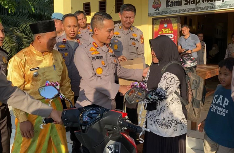 Kapolres Siak AKBP Ronald Sumaja menyerahkan sepeda motor kepada Suryati di depan Mapolsek Sungai Mandau, Jumat (25/11/2022).
