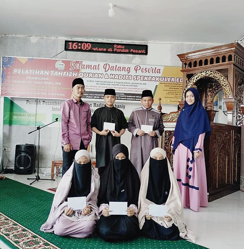Para pemenang lomba silsilah Nabi Muhammad SAW dan sahabatnya yang digelar Pesantren Tahfizh Quran Hadits Rabbaniy Internasional Pekanbaru foto bersama, baru-baru ini.
