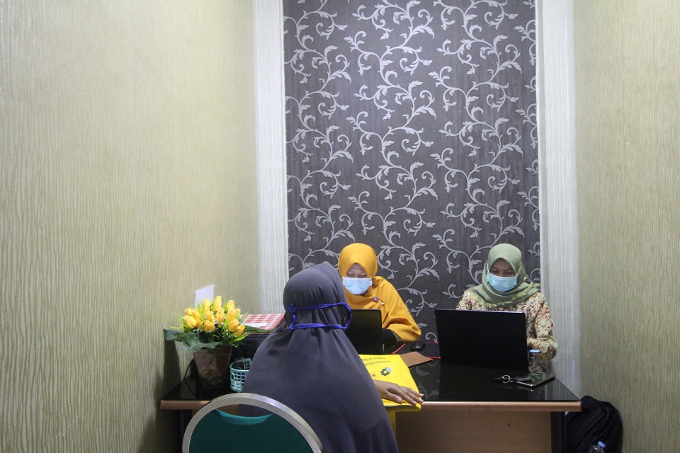 Staf PA Bengkali memberikan pelayanan kepada masyarakat yang ingin menyelesaikan perkara rumah tangga.