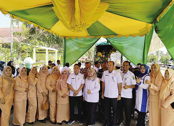 Kadisperindagsar Rohil Mursal (tengah) foto bersama Kabid, pegawai dan jajaran DWP disela pelaksanaan operasi pasar murah di Jalan Pulau Baru, Kelurahan Bagan Barat, Bangko, Rabu (15/3/2023).