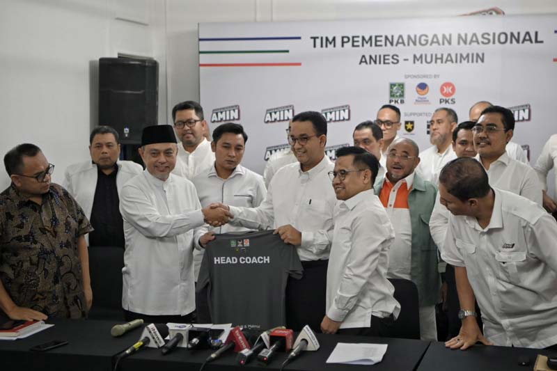 Anies Baswedan dan Muhaimin Iskandar saat mengumumkan susunan lengkap Timnas Pemenangan Amin, Selasa malam (21/11/2023).