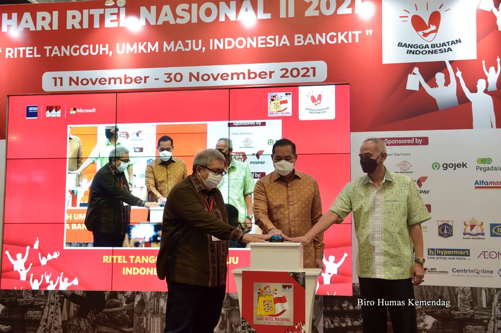 Menteri Perdagangan Muhammad Lutfi didampingi Ketua Asosiasi Pengusaha Ritel Indonesia (APRINDO), Roy N Mandey serta Direktur Jenderal Perdagangan Dalam Negeri, Oke Nurwan menekan tombol sebagai tanda pembukaan Hari Ritel Nasional 2021 yang berlangsung di