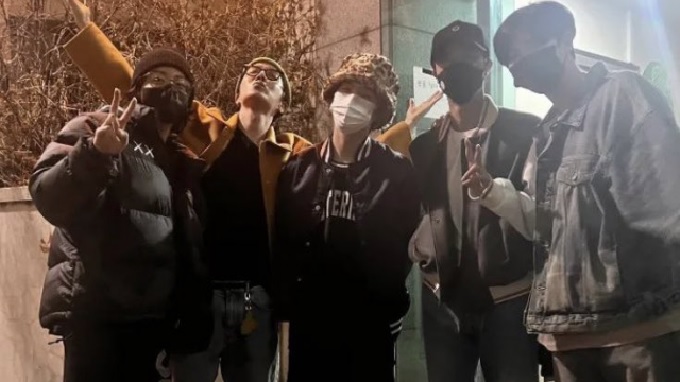 Dari kiri: Jungkook, J-Hope, Suga, Jin dan Namjoon/RM foto bersama.