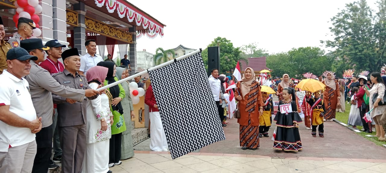 Teks: Sekda Kuansing H Dedy Sambudi SKep SKM MKes bersama Waka Polres Kompol Lilik Surianto, Bunda PAUD Hj Yulia Suhardiman melepas pawai Budaya Kecamatan Kuantan Tengah, Senin (14/8/2023) di Lapangan Limuno Teluk Kuantan..