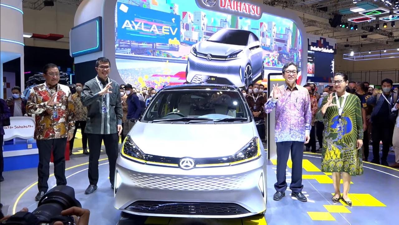 Pimpinan Daihatsu berpose bersama kendaraan yang ditampilkan pada ajang eksibisi GIIAS (GAIKINDO Indonesia International Auto Show) 2022 yang bertempat di ICE BSD City, yang digelar mulai 11-21 Agustus 2022.