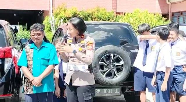 Kasat Lantas Kompol Birgitta Atvina Wijayanti Saat memberikan Edukasi Safety Riding di SMP Santa Maria Pekanbaru, Senin (30/5/2023).