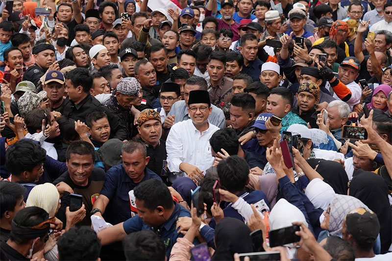 Calon presiden nomor urut satu Anies Baswedan menyampaikan orasi saat kampanye di Alun-alun Sangkala Buana Kasepuhan, Cirebon, Jawa Barat, Sabtu (9/12/2023).
