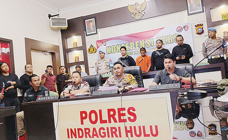 Kapolres Inhu AKBP Dody Wirawijaya SIK didampingi Wakapolres Inhu Kompol Teddy Ardian SH SIK MH dan Kasat Reskrim AKP Primadona SIK MSI saat memberi keterangan pada konferensi pers terkait pembunuhan yang dilakukan tersangka Zul, Selasa (21/11/2023).