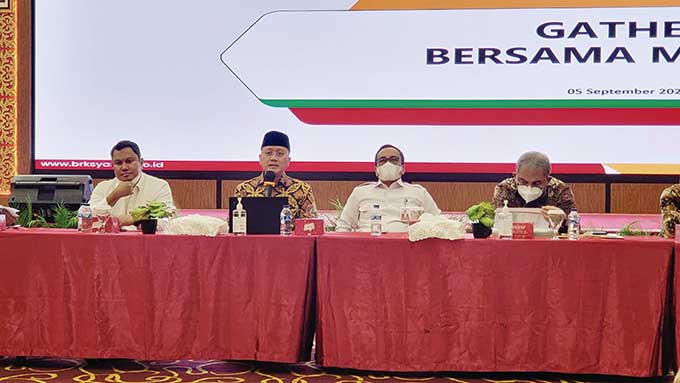 Direktur Utama Bank Riau Kepri Syariah Andi Buchari (dua kiri) saat menyampaikan keterangan pers pada kegiatan media gathering, Senin (5/9/2022).