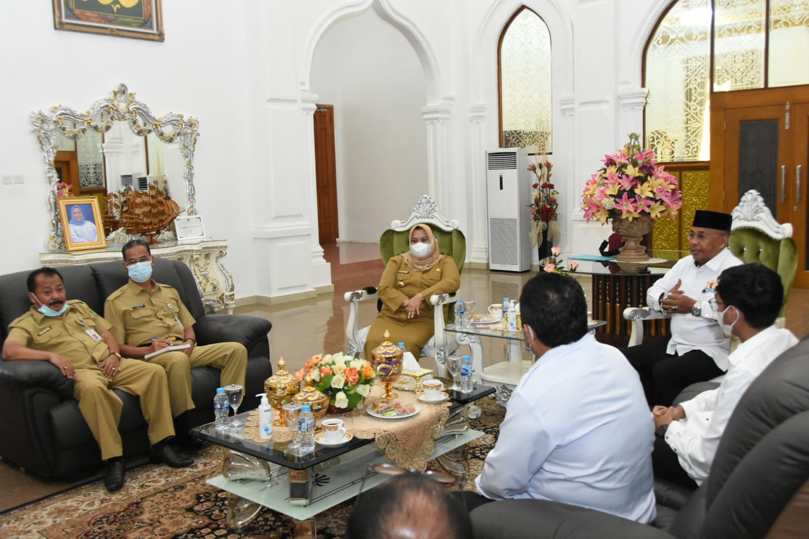 Bupati Bengkalis Kasmarni foto bersama pengurus Kadin Kabupaten Bengkalis usai menggelar audiensi di Wisma Daerah Sri Mahkota Jalan Antara Bengkalis, Senin (8/11/2021).