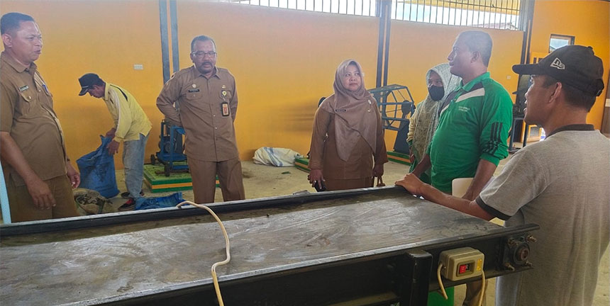 Kepala DLH Rohil Suwandi SSos meninjau perangkat mesin yang dipergunakan untuk pengelolaan/pengolahan limbah sampah di TPAS Batu Enam, Bagansiapiapi, baru-baru ini.Â 