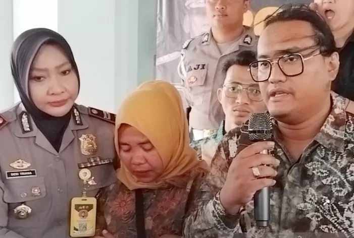 Orang tua bayi tertukar, Siti Mauliah, saat menyampaikan aduan ke Polres Bogor di Cibinong, Kabupaten Bogor.