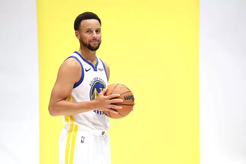 Bintang Golden State Warriors Stephen Curry punya ambisi bermain di Olimpiade Paris 2024.