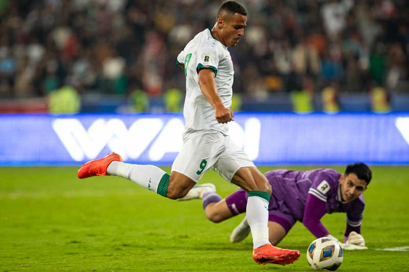 Penyerang Irak Ali al-Hamadi melewati kiper Indonesia Nadeo Arga Winatra saat akan mencetak gol pada pertandingan kualifikasi AFC Piala Dunia FIFA 2026 di Stadion Internasional Basra, Kamis (16/11/2023).
