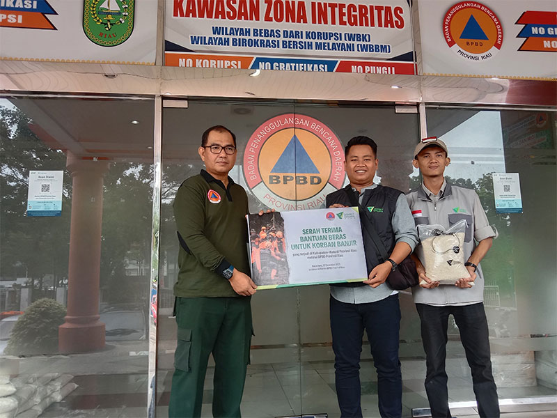 Kepala Bidang Kedaruratan BPBD Prov Riau, Jim Gafur, staf Program Kemanusiaan Dompet Dhuafa Riau, Teguh Riadi dan staf Program Ekonomi Dompet Dhuafa Riau, Yogi Rasihen.