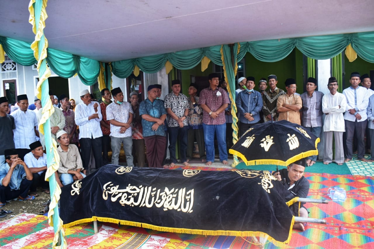 Ketua DPRD Kuansing Andi Putra bersama pemuka masyarakat Kuansing Suhardiman Ambi dan rombongan melepas almarhum Kepala Desa Pelukahan Idham Khalik di rumah duka, Kuantan Hilir Seberang, Sabtu (18/7/2020). (JUPRISON/RIAUPOS.CO)