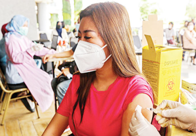 Seorang warga Jakarta sedang mendapatkan suntik vaksin ketiga atau booster, baru-baru ini.