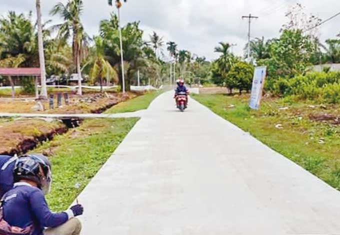Seorang pengendara sepeda motor melintas di Jalan Merbau yang baru rampung diperbaiki oleh mitra PUPR Kepulauan Meranti, Kamis (16/3/2023).